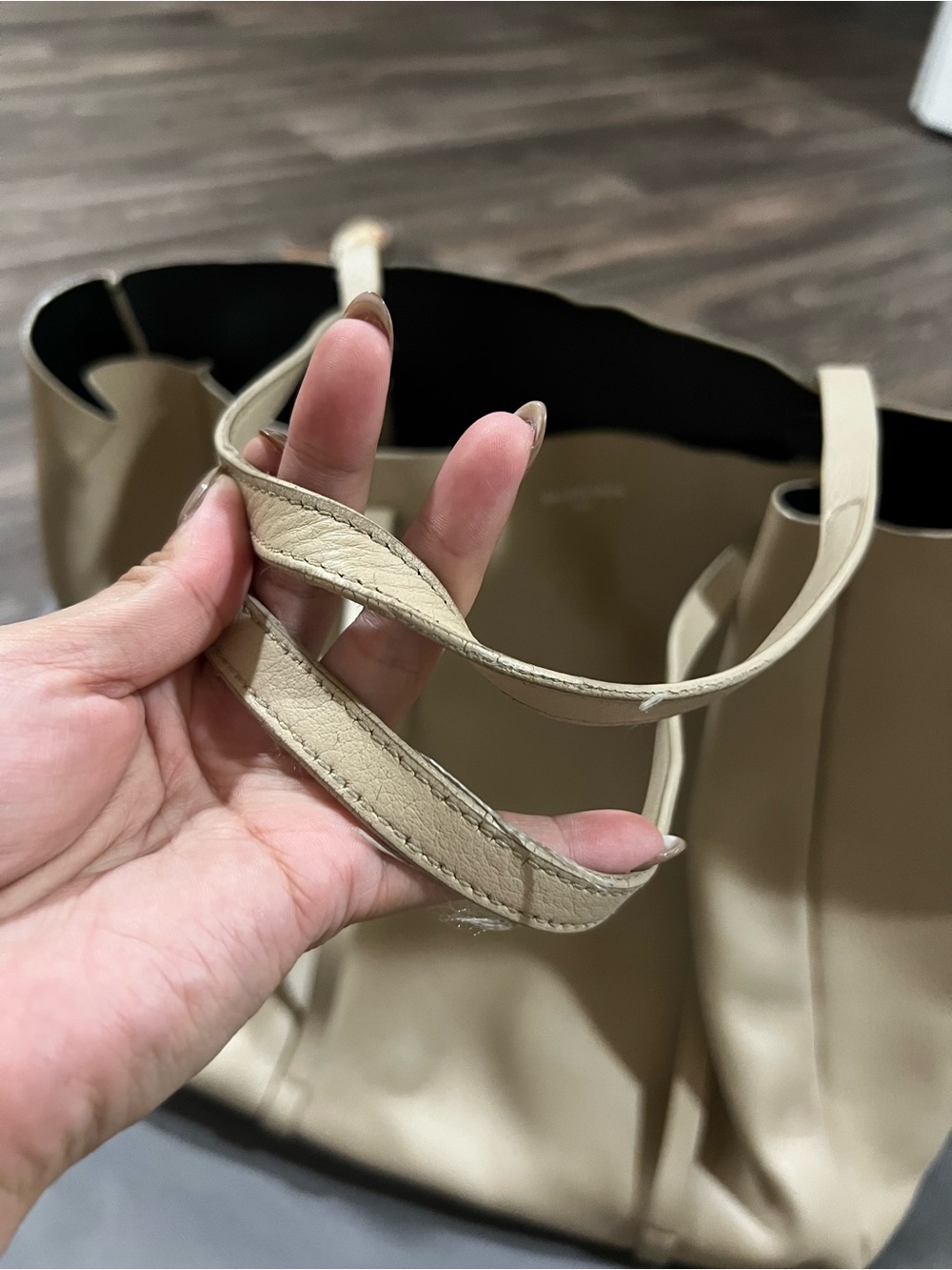 Balenciaga Everyday Beige Leather Tote Bag in Neutral Cream Tone - Picture 7 of 16